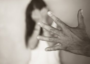 जब युवतीले  बलात्कार गर्न खोज्नेको लिङ्ग काटिदिइन् !