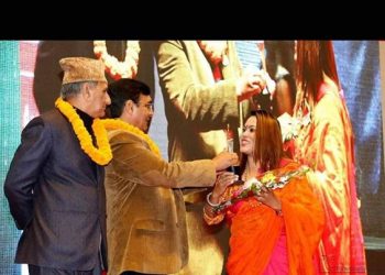 गायिका धनकुमारी थापा सरुलाई सर्वोकृष्ट लोकदोहोरी गायिकाको अवार्ड ।