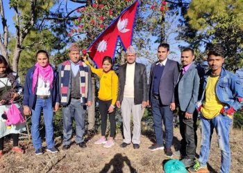 पर्यटकीय क्षेत्र सुरैँकोटमा फहरायो सुर्य चन्द्र