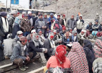 नेकपा परित्याग गरी  दर्जनौं  नेता कार्यकर्ता कांग्रेस प्रवेश