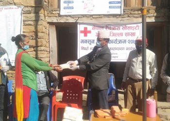 रेडक्रस अछामद्धारा रामारोशन गाउपालिका  ५ का १ सय ५० घरधुरीलाई  राहात वितरण