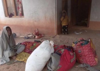 मलामी नपाउँदा घरमै आमाको शव कुर्दै प्रकाश