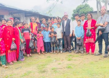 कुईकाका विपन्न तथा दलित समुदायका बालबालिकालाई लुगा कपडा वितरण